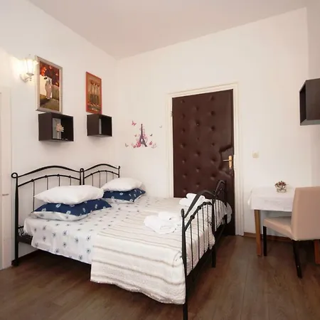 Angie Apartment Split