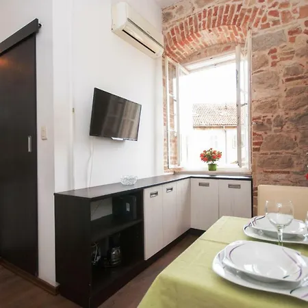 Angie Apartment Split