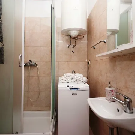 Angie Apartment Split