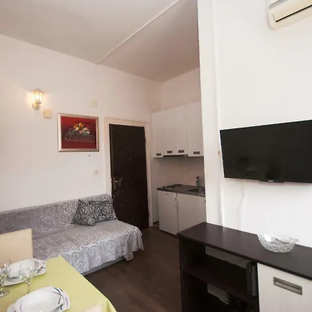 Angie Apartment Split